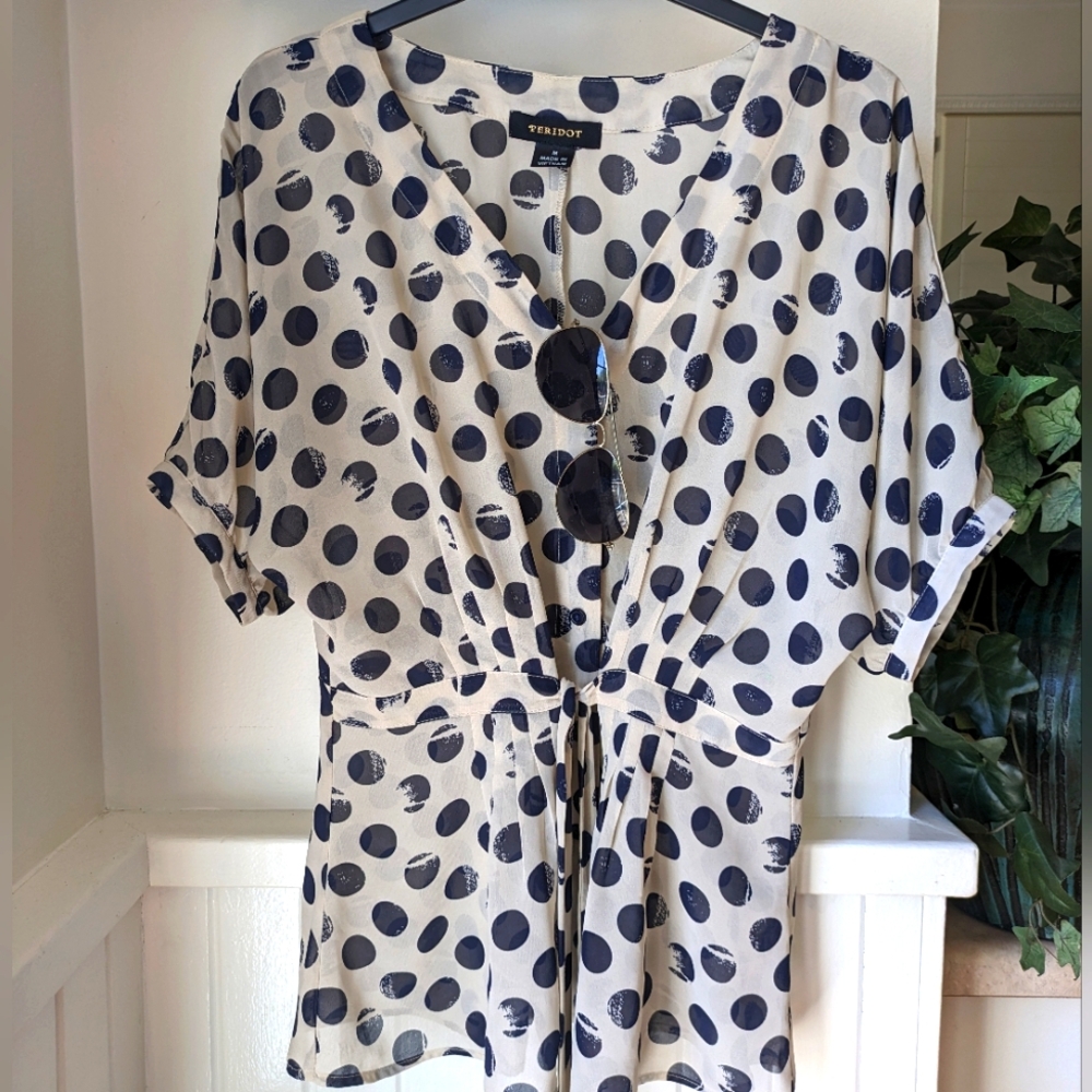 Gorgeous polkadot button front blouse. Med